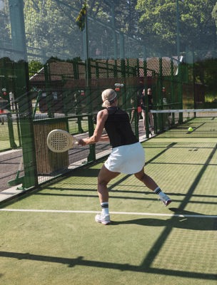 Spela padel på utomhusbanor i Stockholms skärgård