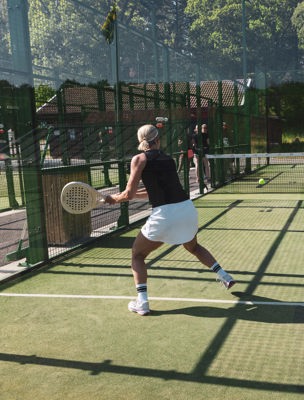 Spela padel på utomhusbanor i Stockholms skärgård