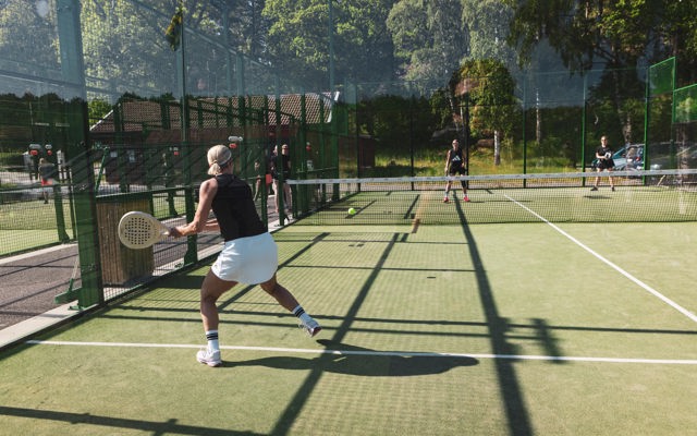 Spela padel på utomhusbanor i Stockholms skärgård