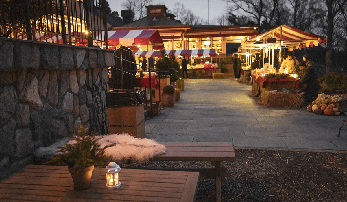 Mysig julmarknad i skymning nära Stockholm