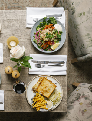 God mat i hotellets bar - sallader med lax och varm smörgås