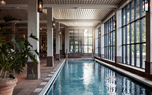 Stor inomhuspool i hotellets spa