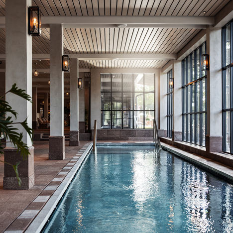 Stor inomhuspool i hotellets spa