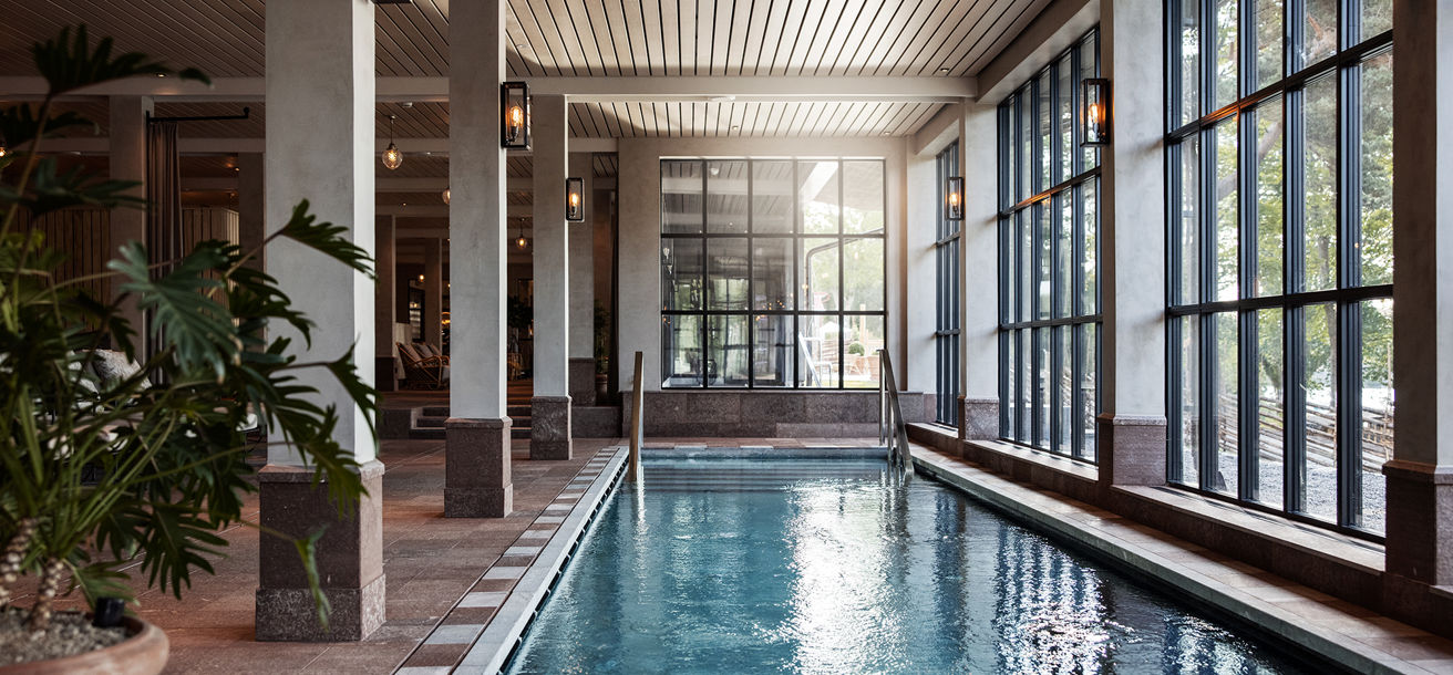 Stor inomhuspool i hotellets spa