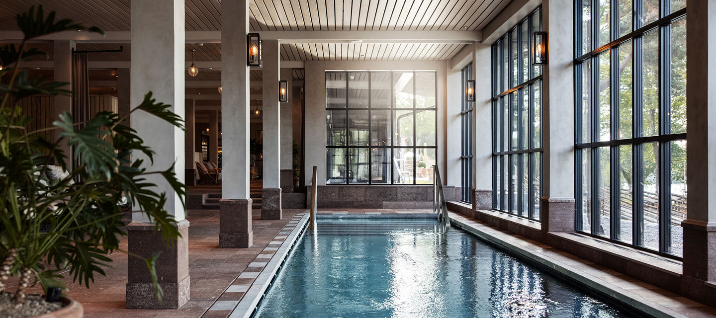Stor inomhuspool i hotellets spa