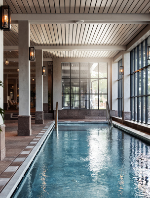 Stor inomhuspool i hotellets spa
