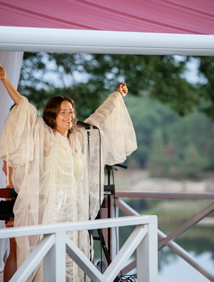 Artist på utomhusscen i skärgården