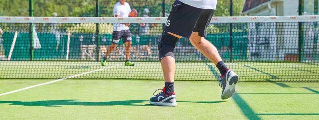 Två personer spelar padel utomhus