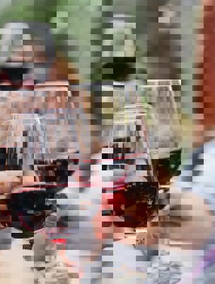 Människor skålar i rödvin