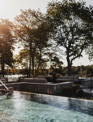 Utomhuspool med utsikt över Hemviken