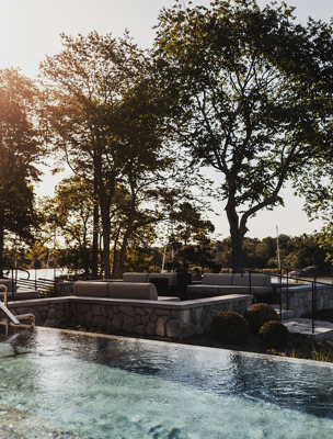 Utomhuspool med utsikt över Hemviken