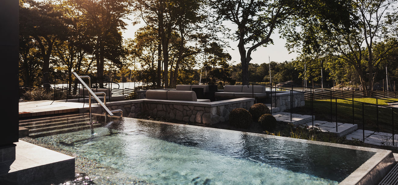 Utomhuspool med utsikt över Hemviken