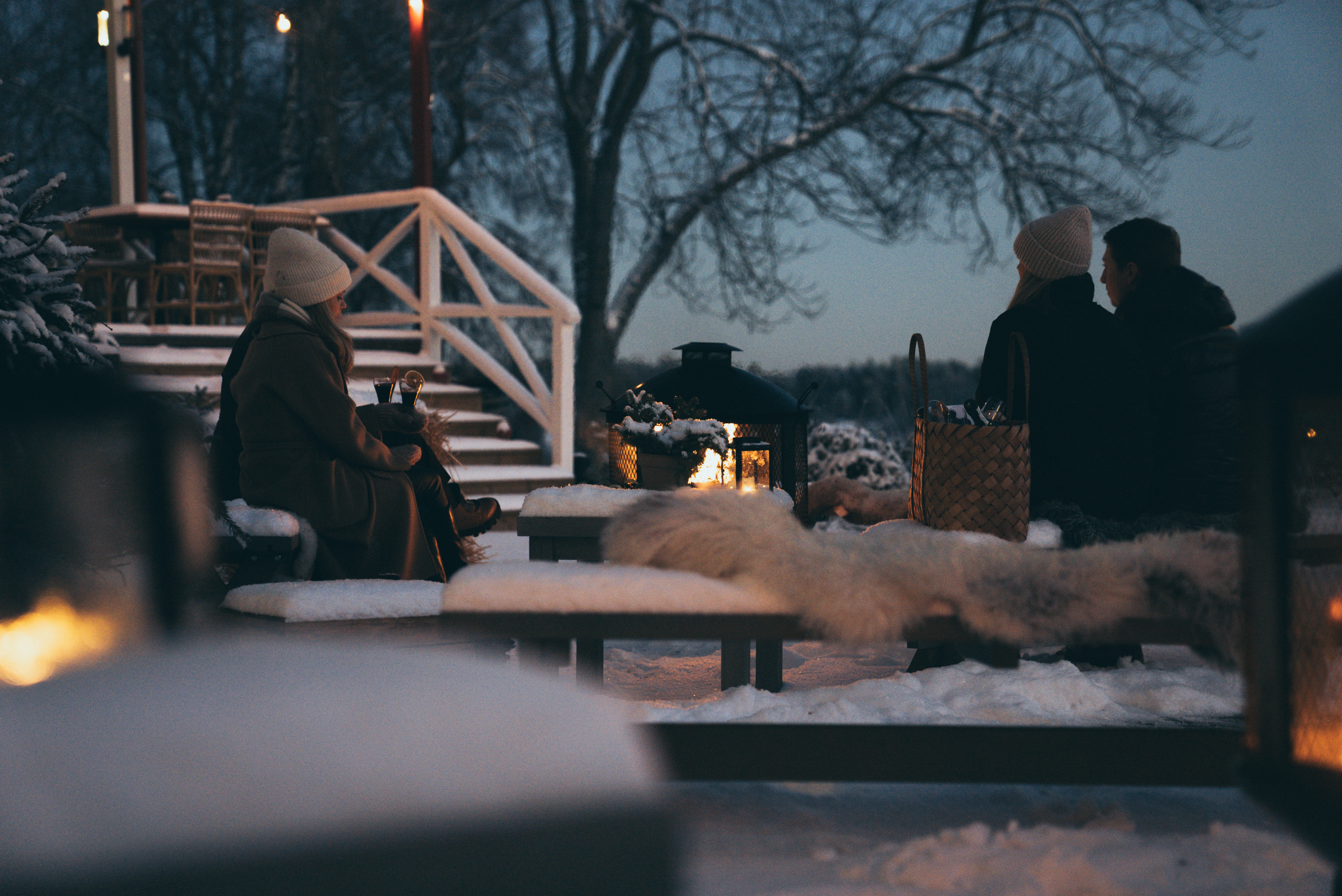 Människor dricker glögg i ett vinterlandskap