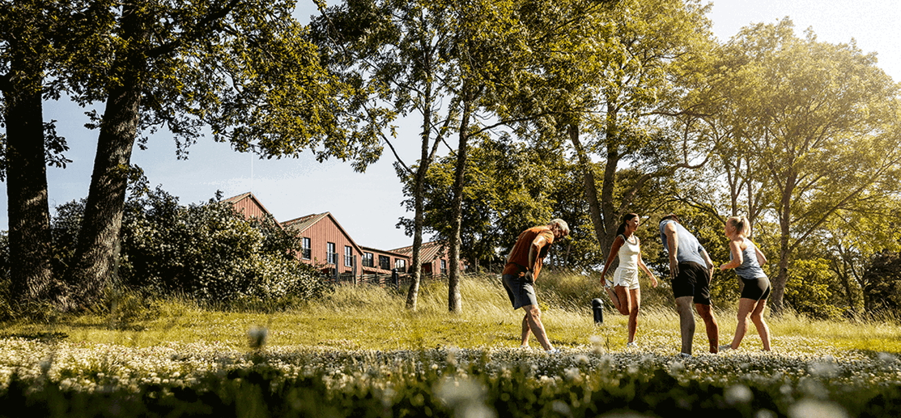 En grupp tränar utomhus på sommaren