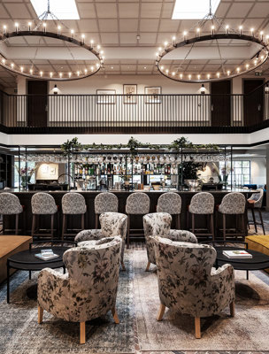 Stor hotellbar med vacker inredning