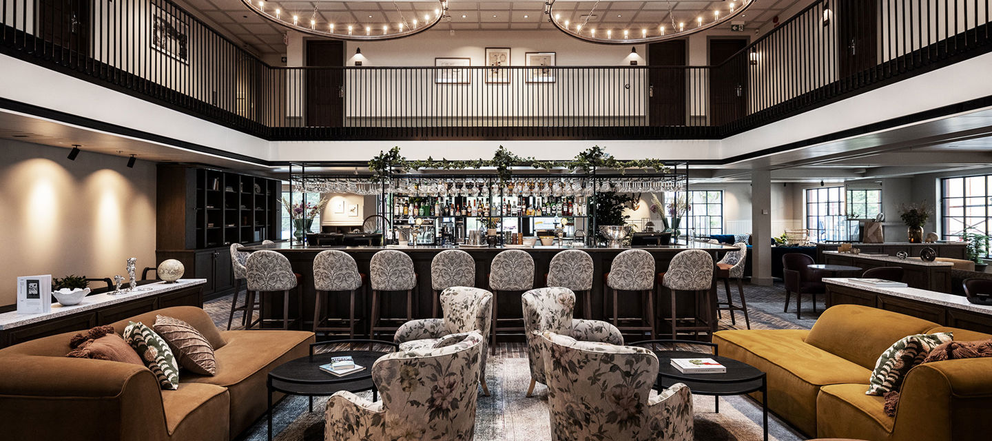 Stor hotellbar med vacker inredning