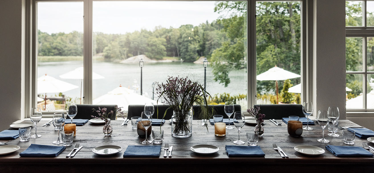 Uppdukat bord i vacker glasveranda