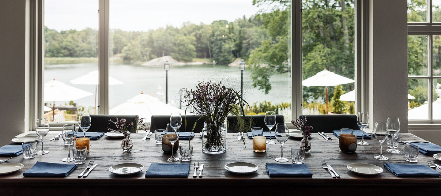 Uppdukat bord i vacker glasveranda