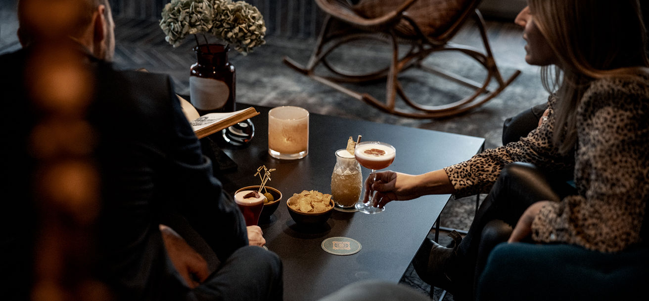 Drinkar och snacks i baren