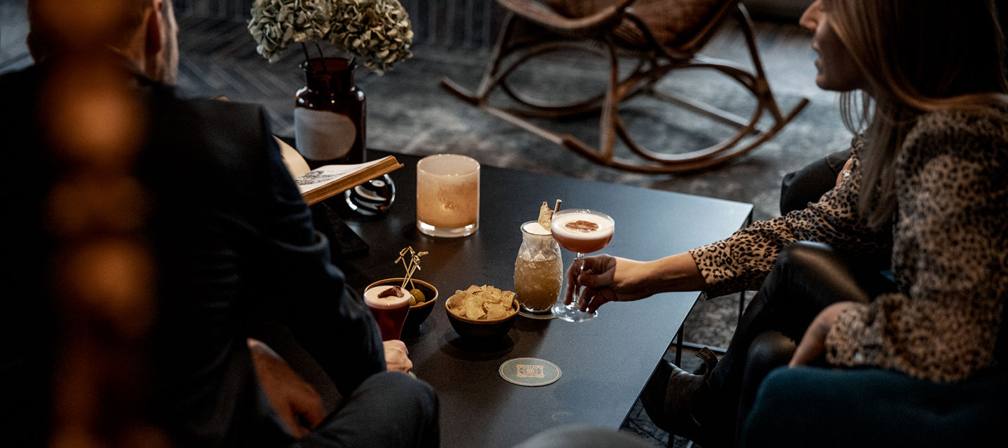 Drinkar och snacks i baren