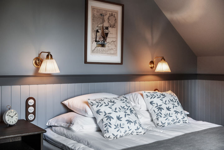 Skön hotellsäng med fina prydnadskuddar