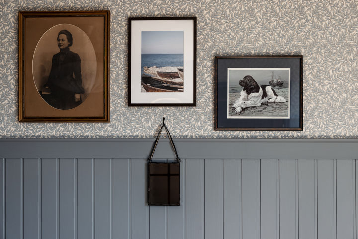 Vackra tavlor och gråblå pärlspont i hotellrum