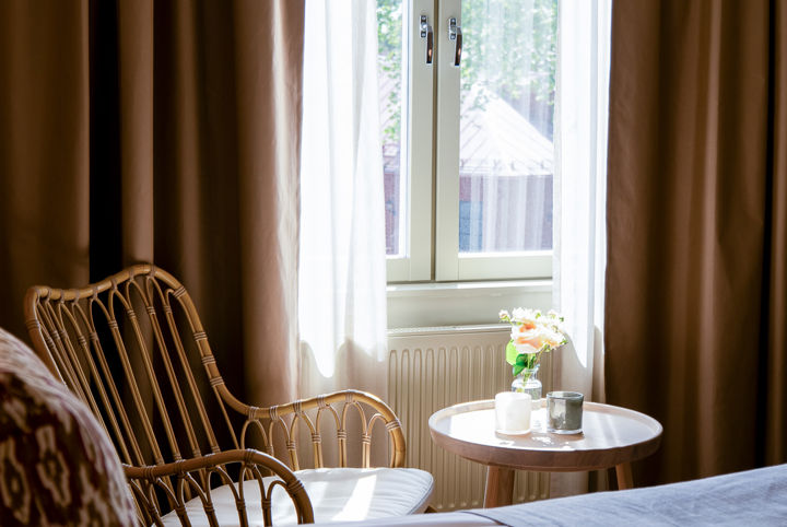 Korgstol med bord i superior hotellrum