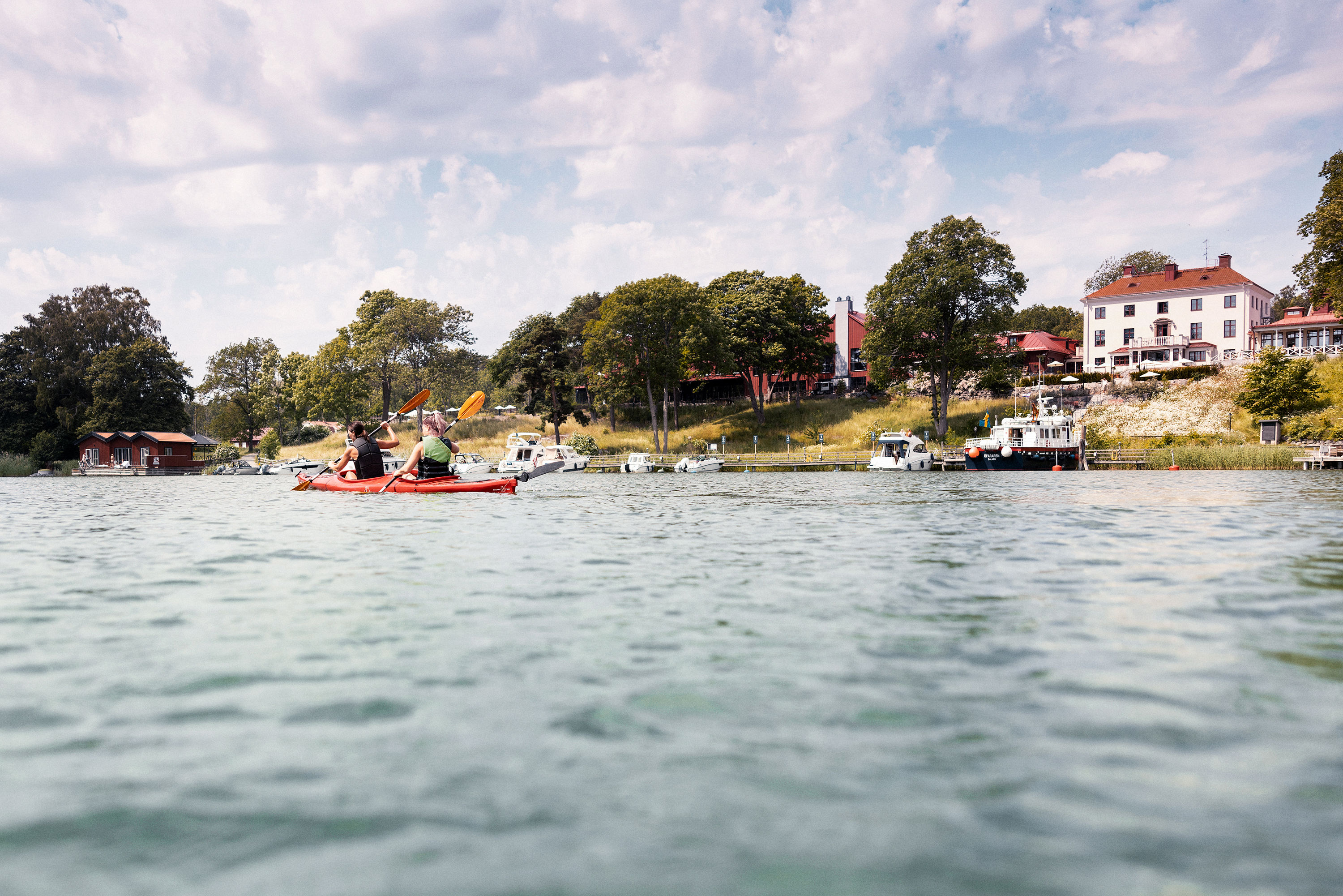 Kajak och båtar i Hemviken nedanför hotellet