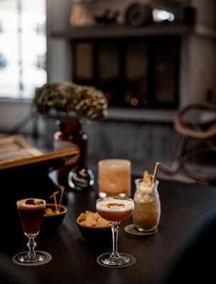 Drinkar och snacks i baren