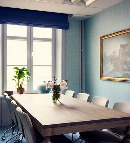 Vacker konferensrum med styrelsesittning